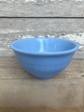 VTG. Jeannette Delphite Blue Glass Ribbed Mixing Bowl. distinctive blue color.